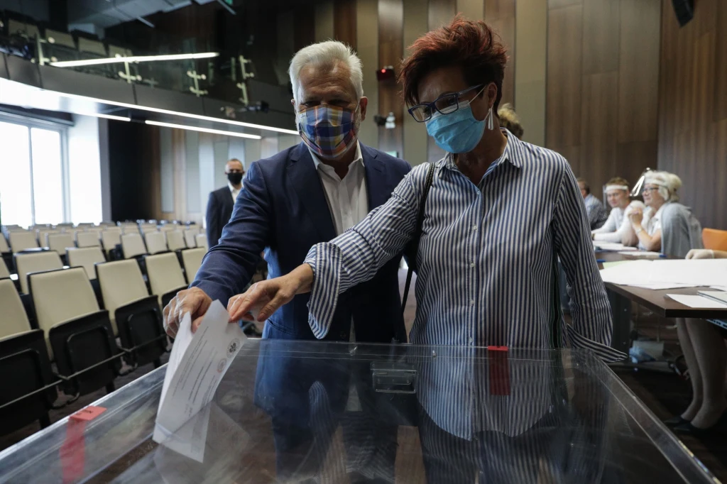 Jolanta Kwaśniewska i Aleksander Kwaśniewski oddając głosy w drugiej turze wyborów prezydenckich