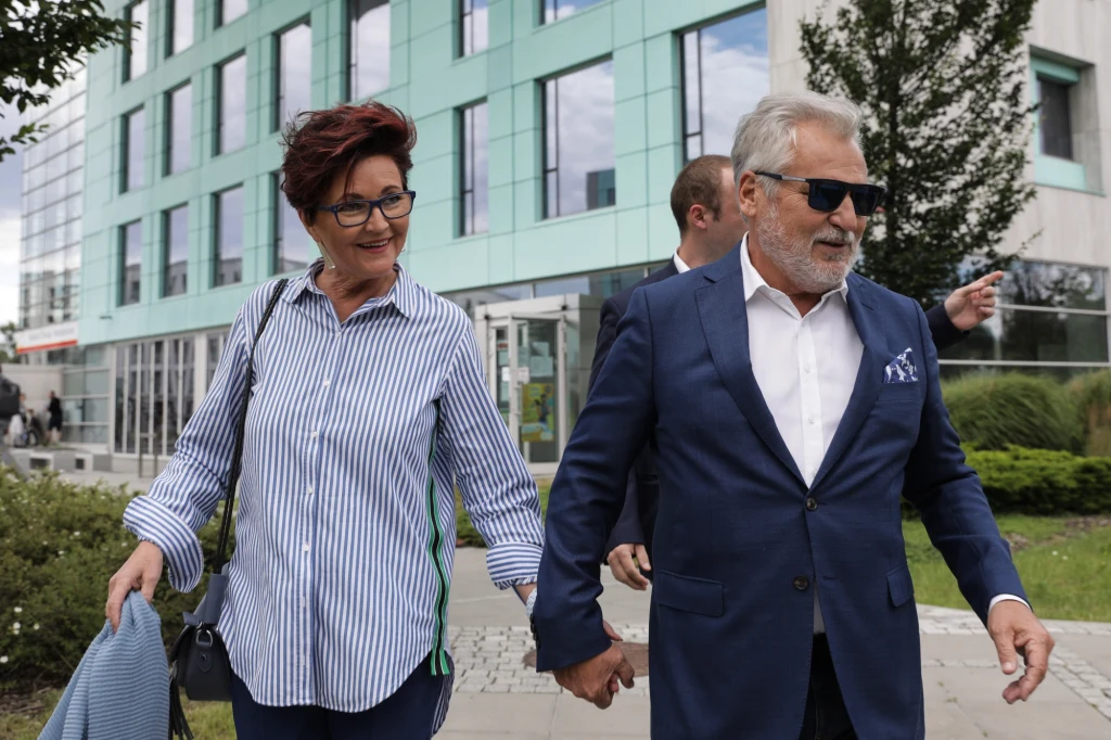 Jolanta Kwaśniewska i Aleksander Kwaśniewski w drodze do lokalu wyborczego Jolanta Kwaśniewska i Aleksander Kwaśniewski w drodze do lokalu wyborczego