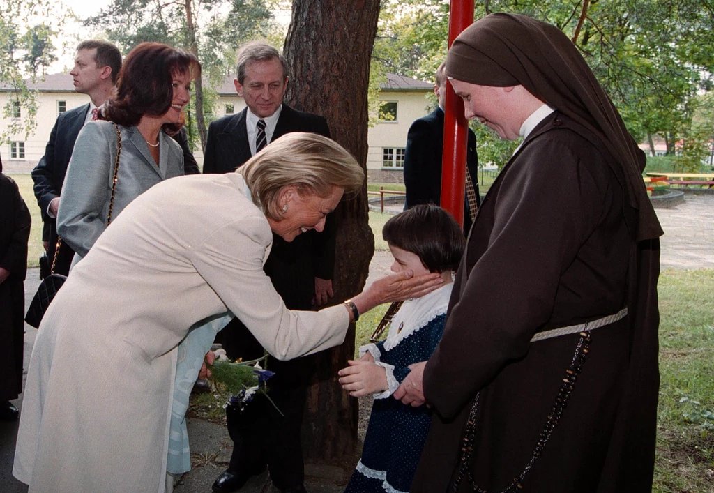 Królowa Paola i Jolanta Kwaśniewska odwiedzają Zakład dla niewidomych w Laskach (1995 rok)
