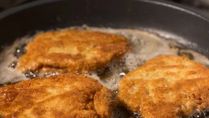 Dzięki tym trikom, kotlet schabowy będzie obłędnie pyszny. Do panierki dodaj jeden składnik