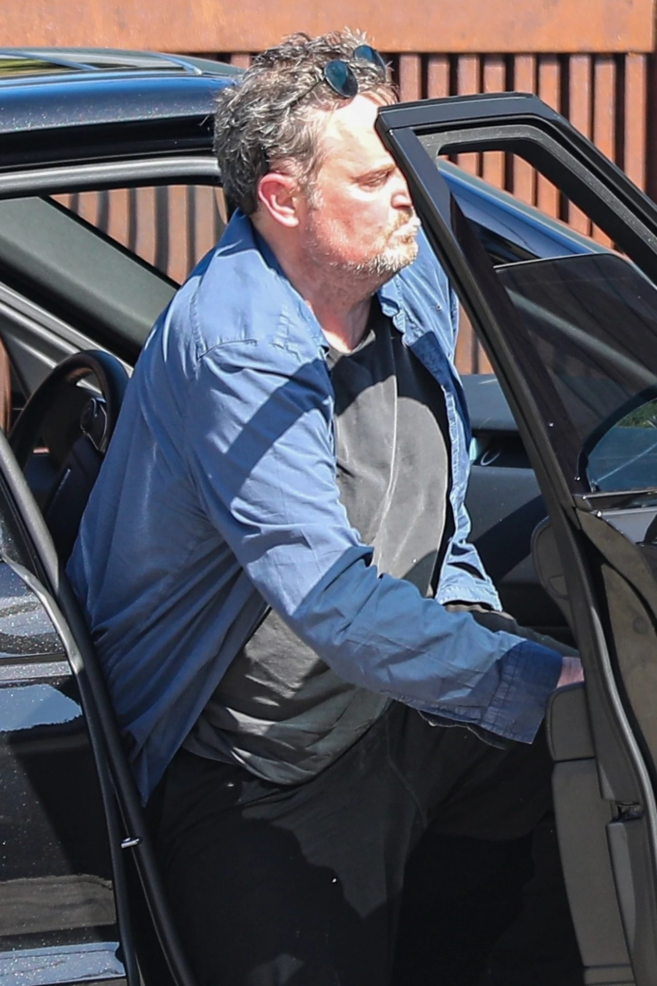 Matthew Perry sprawia wrażenie, jakby był chory. W dodatku zauważono, że palił papierosa. Na pewno takie używki mu nie służą. Mamy nadzieję, że z jego zdrowiem nie dzieje się nic złego. Matthew Perry sprawia wrażenie, jakby był chory. W dodatku zauważono, że palił papierosa. Na pewno takie używki mu nie służą. Mamy nadzieję, że z jego zdrowiem nie dzieje się nic złego.