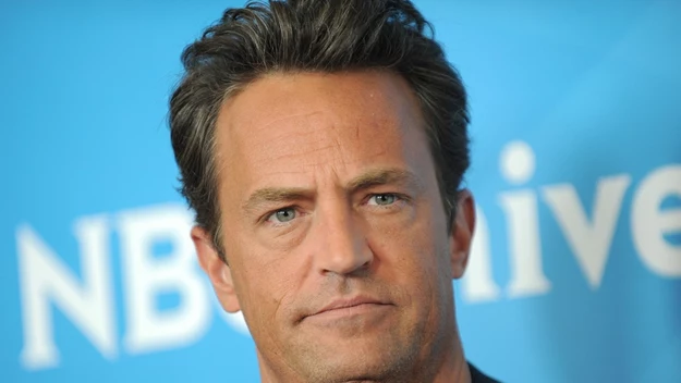 Matthew Perry przez lata był uważany za jednego z najbardziej charyzmatycznych aktorów na świecie. 

Twórcy filmowi uwielbiali z nim pracować, bo posiadał nie tylko wielki talent, ale też interesujący i niebanalny wizerunek, który go wyróżniał w show-biznesie. 

Chociaż nadal należy do najpopularniejszych aktorów, trudno nie zauważyć, że ostatnio bardzo się zaniedbał. Nic dziwnego, że fani niepokoją się o jego stan zdrowia. 