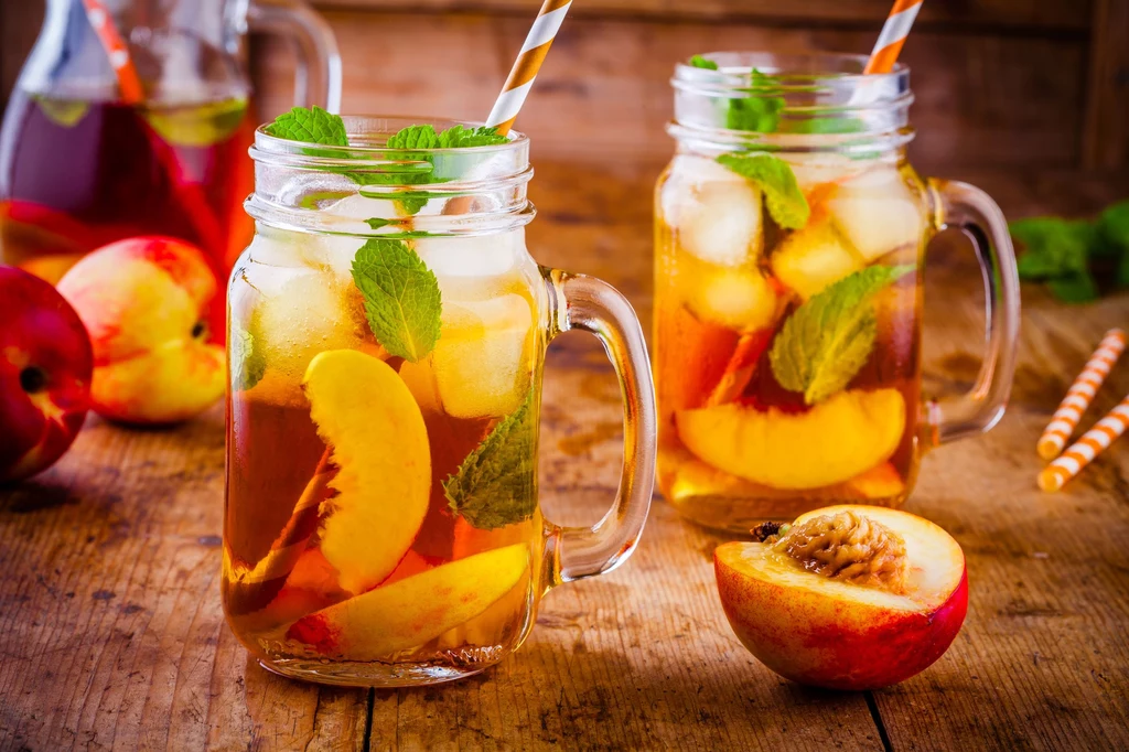 W prosty sposób można przygotować brzoskwiniową ice tea w wersji domowej W prosty sposób można przygotować brzoskwiniową ice tea w wersji domowej
