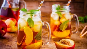 W prosty sposób można przygotować brzoskwiniową ice tea w wersji domowej