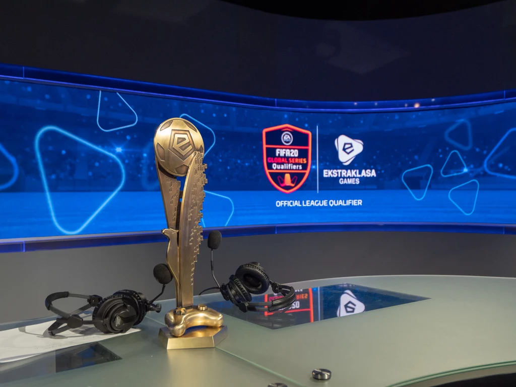 W finałowym pojedynku na wirtualnej murawie naprzeciw siebie stanęli reprezentanci kadry PZPN – Gracjan „Elpolako” Gołębiewski (Arka Gdynia) oraz Kacper „Furman” Furmanek (Lech Poznań). Była to okazja do rewanżu dla tego pierwszego, ponieważ obaj gracze skrzyżowali już pady podczas finałowego pojedynku Rundy Zimowej. Wtedy górą był gracz Lecha Poznań, tym razem, w decydującym meczu Finałów Sezonu na Xbox tryumfował gracz Arki Gdynia. W finałowym pojedynku na wirtualnej murawie naprzeciw siebie stanęli reprezentanci kadry PZPN – Gracjan „Elpolako” Gołębiewski (Arka Gdynia) oraz Kacper „Furman” Furmanek (Lech Poznań). Była to okazja do rewanżu dla tego pierwszego, ponieważ obaj gracze skrzyżowali już pady podczas finałowego pojedynku Rundy Zimowej. Wtedy górą był gracz Lecha Poznań, tym razem, w decydującym meczu Finałów Sezonu na Xbox tryumfował gracz Arki Gdynia.
