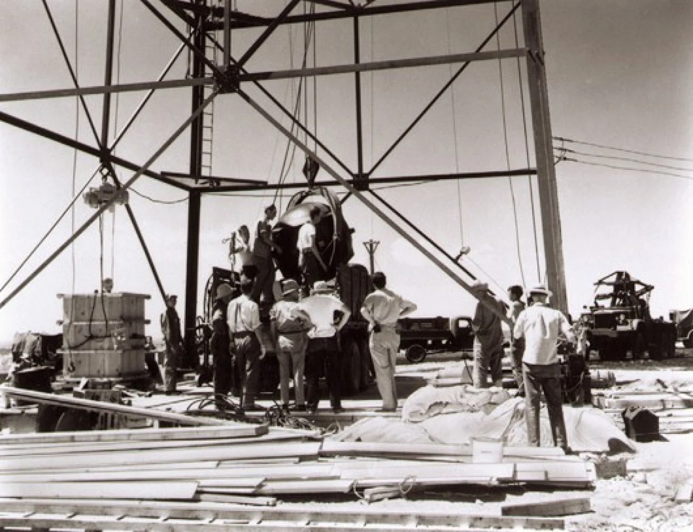 O godzinie 5:10 rozpoczęto odliczanie. Wybuch nastąpił dokładnie o godzinie 5:29:45. Nad pustynią wyrósł grzyb atomowy o wysokości 12 kilometrów.