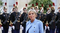 Dwurzędowe marynarki, płaszcze czy żakiety to znak rozpoznawczy Brigitte Macron. Do tego pastelowe kolory, które są hitem tego sezonu. Warto o tym pamiętać. 

Błękity, odcienie żółtego, rozmyta zieleń... Idealnie będą współgrać z szarościami (przecież to kolor roku 2021).