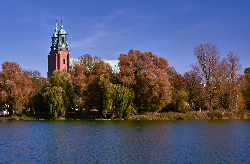 Pojezierze gnieźnieńskie Katedra gnieźnieńska pięknie prezentuje się na tle Jeziora Jelonek. Jeśli szukacie krystalicznie czystej wody i ciszy, udajcie się nieco na wschód od pierwszej stolicy Polski, nad Jezioro Powidzkie. Obowiązuje tam zakaz używania łodzi z silnikami spalinowymi. A nurkując w Jeziorze Budzisławskim, traficie na zatopiony fortepian! Na zdj. Jezioro Powidzkie Źródło: Tele Tydzień Pojezierze gnieźnieńskie Katedra gnieźnieńska pięknie prezentuje się na tle Jeziora Jelonek. Jeśli szukacie krystalicznie czystej wody i ciszy, udajcie się nieco na wschód od pierwszej stolicy Polski, nad Jezioro Powidzkie. Obowiązuje tam zakaz używania łodzi z silnikami spalinowymi. A nurkując w Jeziorze Budzisławskim, traficie na zatopiony fortepian! Na zdj. Jezioro Powidzkie Źródło: Tele Tydzień