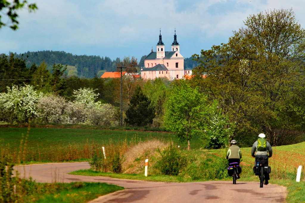 Pojezierze suwalskie Największym jeziorem regionu są Wigry. Mimo wszystko wciąż należą do wyjątkowo spokojnych akwenów, między innymi ze względu na położenie w granicach Wigierskiego Parku Narodowego. Na północnym krańcu jeziora znajduje się klasztor kamedułów, w którym w 1999 roku nocował Jan Paweł II. My polecamy urokliwe Jezioro Pomorze w okolicy Gib. Za bazę wypadową możecie obrać Augustów, będący również uzdrowiskiem. Na zdj. Jezioro Wigry Pojezierze suwalskie Największym jeziorem regionu są Wigry. Mimo wszystko wciąż należą do wyjątkowo spokojnych akwenów, między innymi ze względu na położenie w granicach Wigierskiego Parku Narodowego. Na północnym krańcu jeziora znajduje się klasztor kamedułów, w którym w 1999 roku nocował Jan Paweł II. My polecamy urokliwe Jezioro Pomorze w okolicy Gib. Za bazę wypadową możecie obrać Augustów, będący również uzdrowiskiem. Na zdj. Jezioro Wigry