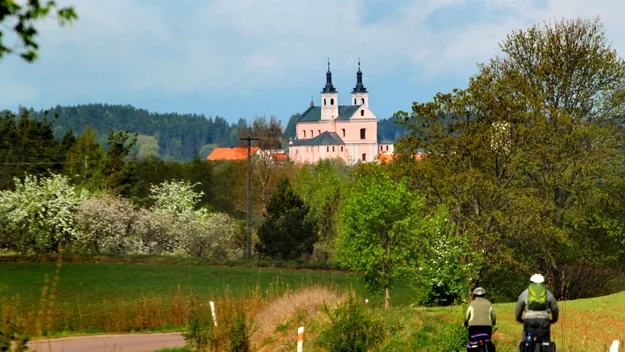 Pojezierze suwalskie

Największym jeziorem regionu są Wigry. Mimo wszystko wciąż należą do wyjątkowo spokojnych akwenów, między innymi ze względu na położenie w granicach Wigierskiego Parku Narodowego.

Na północnym krańcu jeziora znajduje się klasztor kamedułów, w którym w 1999 roku nocował Jan Paweł II. My polecamy urokliwe Jezioro Pomorze w okolicy Gib. Za bazę wypadową możecie obrać Augustów, będący również uzdrowiskiem.

Na zdj. Jezioro Wigry