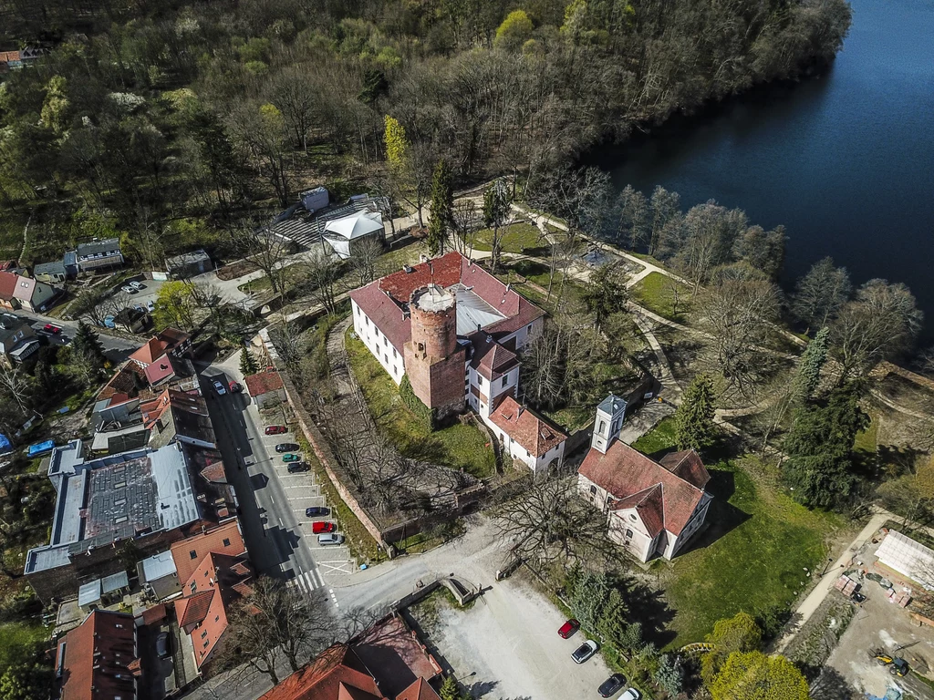 Pojezierze lubuskie Między dwoma jeziorami, Cieczą i Łagowskim, kryje się prawdziwa perełka zachodniej Polski. Jest nią Łagów. Nie można nie zachwycić się wspaniałą pruską zabudową miasta, średniowiecznymi bramami i zamkiem zakonu joannitów. Jednak nas interesują głównie jeziora. Oprócz wspomnianych wyżej polecamy jeziora Lubiąż i Niesłysz. Na zdj. Łagów perla ziemi lubuskiej Pojezierze lubuskie Między dwoma jeziorami, Cieczą i Łagowskim, kryje się prawdziwa perełka zachodniej Polski. Jest nią Łagów. Nie można nie zachwycić się wspaniałą pruską zabudową miasta, średniowiecznymi bramami i zamkiem zakonu joannitów. Jednak nas interesują głównie jeziora. Oprócz wspomnianych wyżej polecamy jeziora Lubiąż i Niesłysz. Na zdj. Łagów perla ziemi lubuskiej