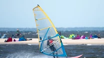 Wielu turystów przyjeżdża jednak do Rewy z zupełnie innych powodów, niż tylko po to, aby podziwiać piękne widoki i wylegiwać się na plaży. 

To jedno z najlepszych miejsc do uprawiania sportów wodnych. Windsurferzy i kitesurferzy uwielbiają Rewę. Instruktorzy uczą tam początkujących poruszać się na wodzie. 