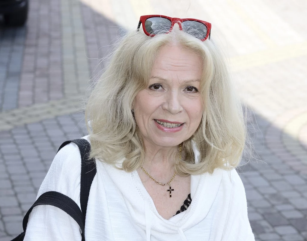 Obecnie artystka ma 76 lat. Pomimo upływu czasu, nadal ma "to coś" w spojrzeniu. Wydawać by się mogło, że tak piękna aktorka nie powinna mieć problemu ze znalezieniem "tego jedynego". A jednak jej życie miłosne nie zawsze było usłane różami. Miała krótki romans z wybitnym aktorem, Andrzejem Łapickim, a później spotykała się z Tadeuszem Rossem. Ten związek jednak również nie wypalił. Szczęście Irena Karel odnalazła dopiero u boku Zygmunta Samosiuka. Para poznała się na planie produkcji "Dzień listopadowy". Chociaż operator nie był uważany za typowego "przystojniaka", zdobył serce pięknej aktorki. Obecnie artystka ma 76 lat. Pomimo upływu czasu, nadal ma "to coś" w spojrzeniu. Wydawać by się mogło, że tak piękna aktorka nie powinna mieć problemu ze znalezieniem "tego jedynego". A jednak jej życie miłosne nie zawsze było usłane różami. Miała krótki romans z wybitnym aktorem, Andrzejem Łapickim, a później spotykała się z Tadeuszem Rossem. Ten związek jednak również nie wypalił. Szczęście Irena Karel odnalazła dopiero u boku Zygmunta Samosiuka. Para poznała się na planie produkcji "Dzień listopadowy". Chociaż operator nie był uważany za typowego "przystojniaka", zdobył serce pięknej aktorki.