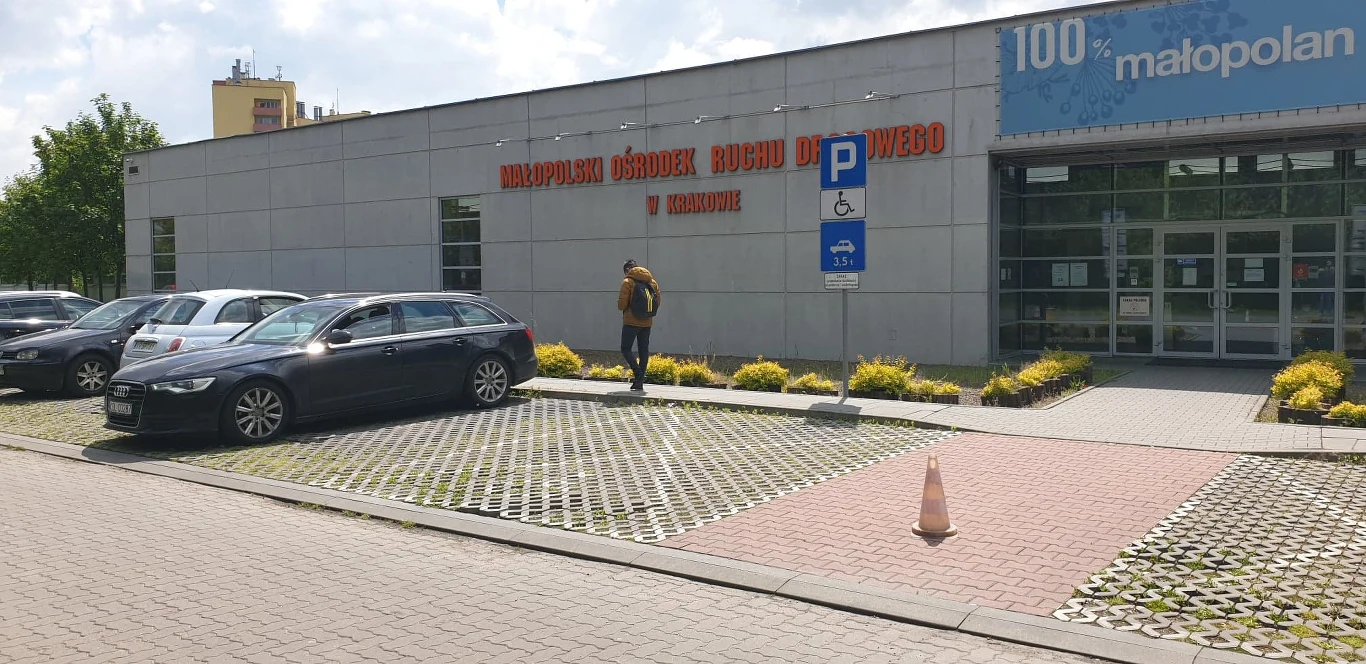 Zagadka - kto może parkować na tak oznakowanym miejscu? Zagadka - kto może parkować na tak oznakowanym miejscu?