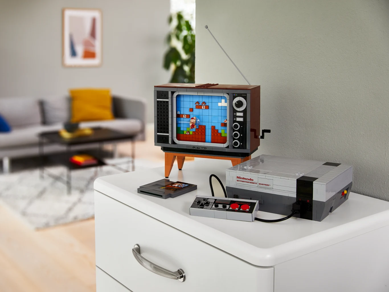 Zestaw 71374 to już dużo bardziej klasyczne podejście. Zbudujemy nie tylko klasyczny telewizor i dużą replikę konsoli Nintendo Entertainment System, ale także legendarny kontroler oraz kartridż z Super Mario Bros. Na górze siedzi też sporych rozmiarów figurka Mario, zapewniająca interakcje.