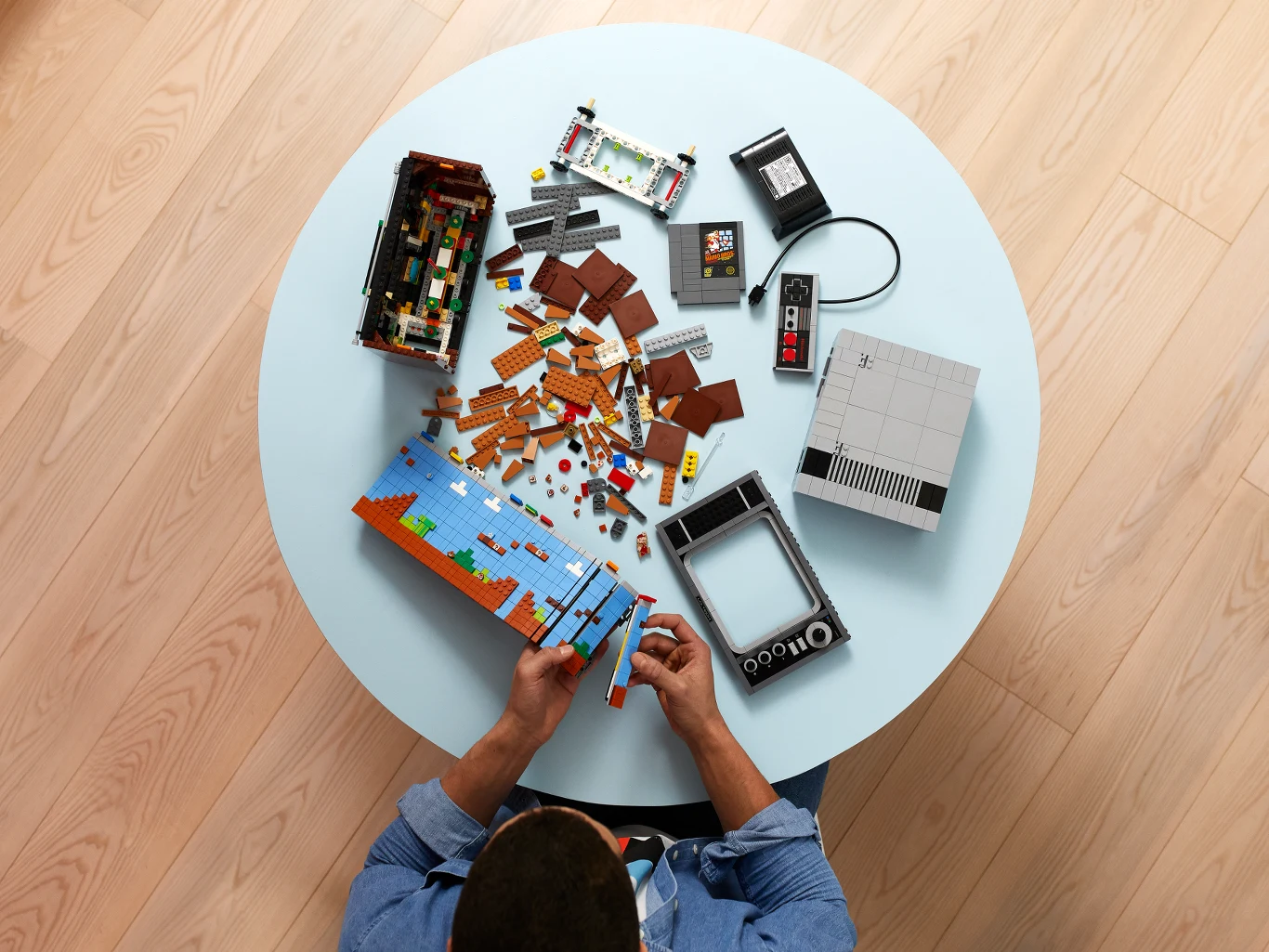 Całość powstała zapewne w ramach szerszej współpracy LEGO i Nintendo. Już 1 sierpnia do sprzedaży trafi bowiem cała seria „normalnych” zestawów z Mario, pozwalających budować własne poziomy tej klasycznej platformówki. Są specjalne elementy, jak dodatkowe życia czy klocki odgrywające dźwięk.