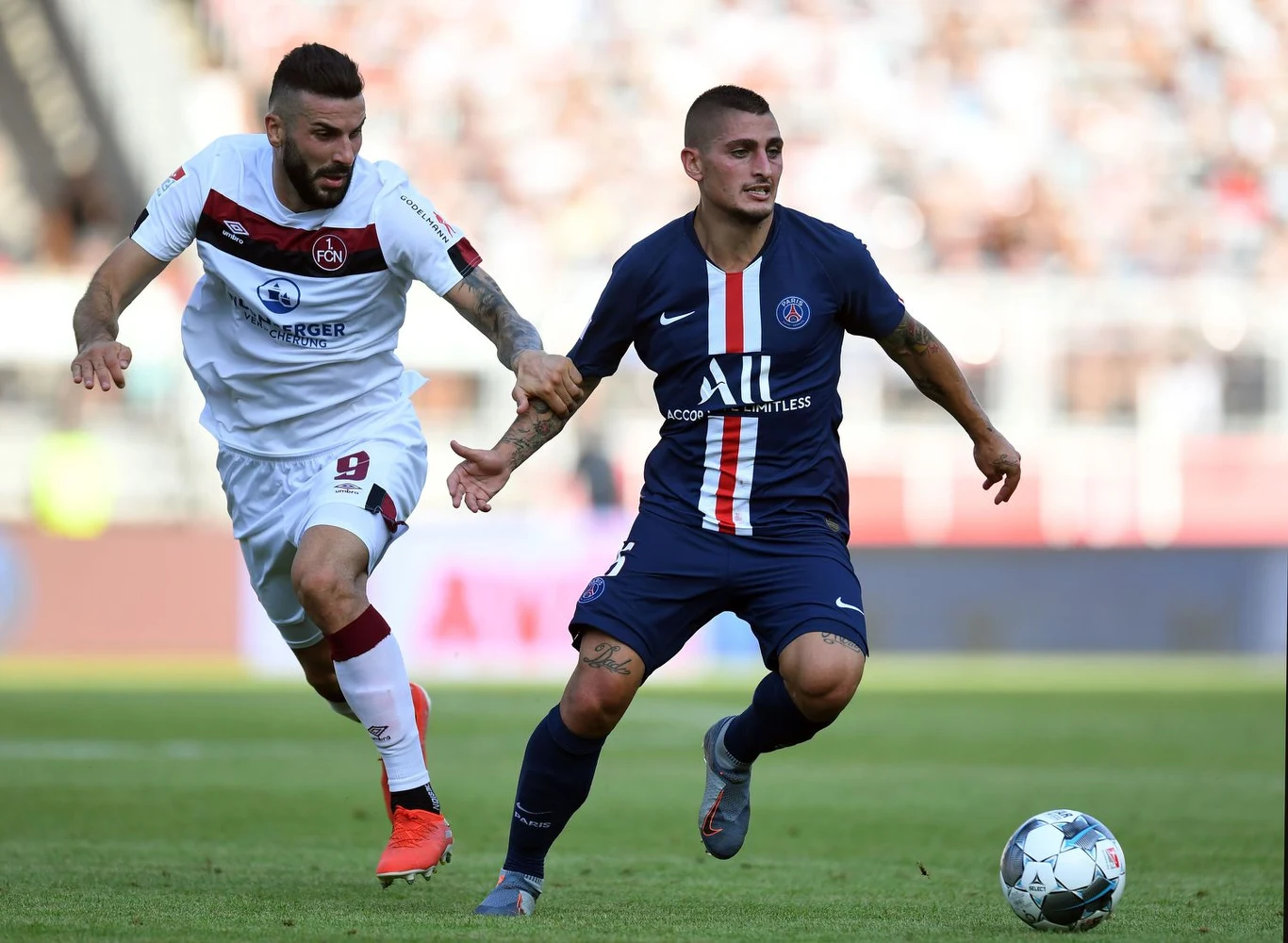 Mikael Ishak (z lewej) w barwach Norymbergi i Marco Veratti z PSG Mikael Ishak (z lewej) w barwach Norymbergi i Marco Veratti z PSG