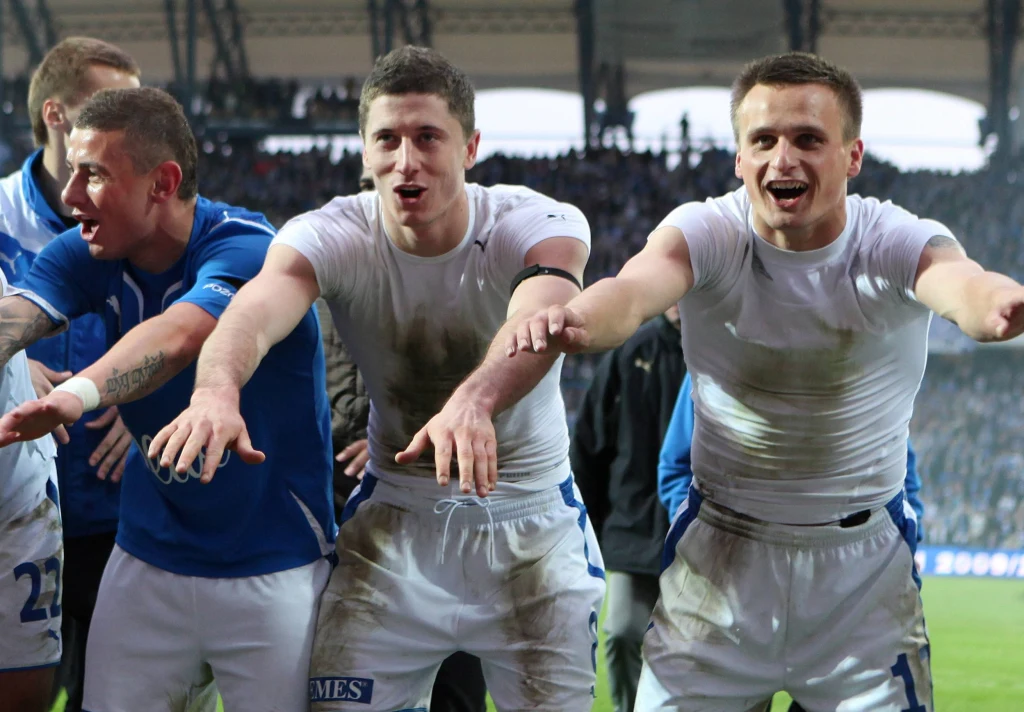 Od lewej: Jakub Wilk, Robert Lewandowski i Sławomir Peszko świętują mistrzostwo Polski z Lechem w 2010 roku Od lewej: Jakub Wilk, Robert Lewandowski i Sławomir Peszko świętują mistrzostwo Polski z Lechem w 2010 roku