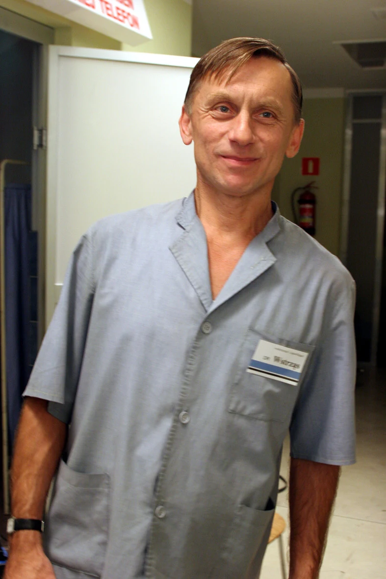 Krzysztof Tyniec na planie serialu "Daleko od noszy", 2005 rok