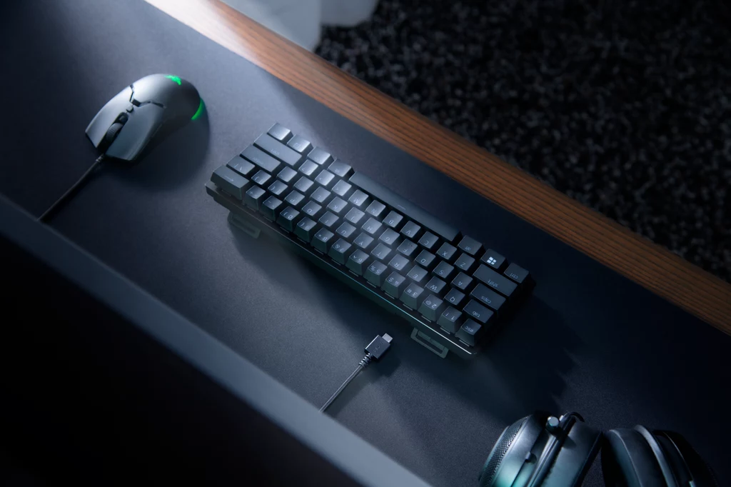 Huntsman Mini jest odpowiedzią na rosnące zapotrzebowanie graczy na kompaktową klawiaturę o wysokiej wydajności. Tyczy się to również profesjonalnych graczy w Fortnite’a, takich jak Ceice i Cloakzy, ponieważ ultrakompaktowa forma pasuje do ograniczonej przestrzeni na biurku turniejowym. Huntsman Mini jest odpowiedzią na rosnące zapotrzebowanie graczy na kompaktową klawiaturę o wysokiej wydajności. Tyczy się to również profesjonalnych graczy w Fortnite’a, takich jak Ceice i Cloakzy, ponieważ ultrakompaktowa forma pasuje do ograniczonej przestrzeni na biurku turniejowym.