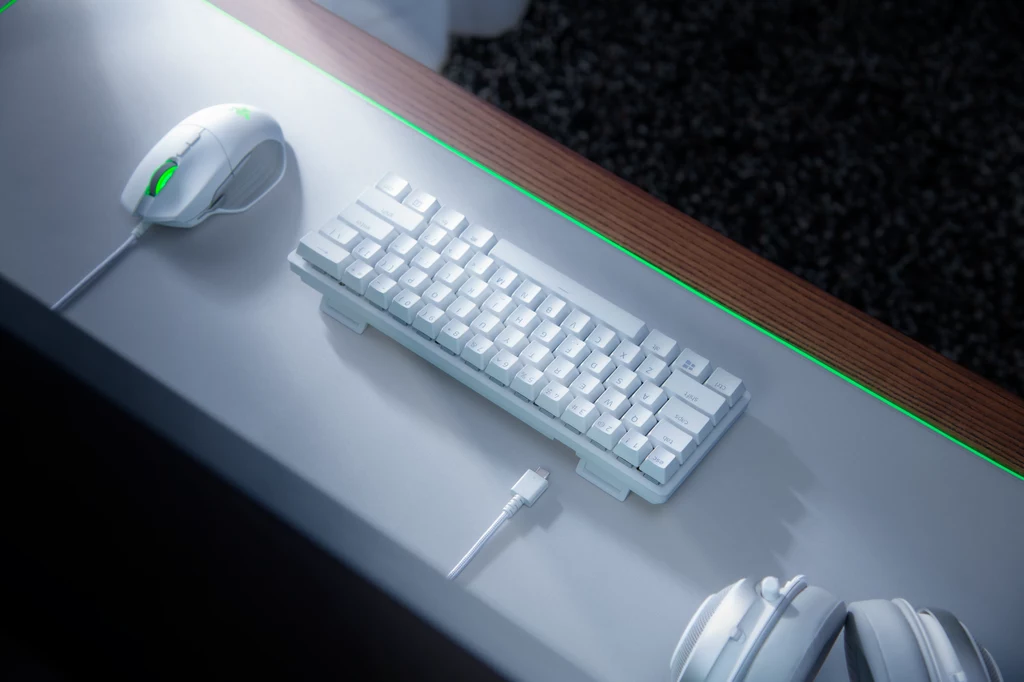 Gracze mogą również w pełni wykorzystać efekty świetlne Razer Chroma RGB z popularną opcją integracji z grami, takimi jak Fortnite, Apex Legends oraz innymi pozycjami ze stale rosnącej listy ponad 150 gier, z wykorzystaniem Razer Synapse 3. Nawet bez zewnętrznego oprogramowania gracze mogą pochwalić się efektami świetlnymi Chroma dzięki dodatkowym, preinstalowanym profilom oświetlenia. Gracze mogą również w pełni wykorzystać efekty świetlne Razer Chroma RGB z popularną opcją integracji z grami, takimi jak Fortnite, Apex Legends oraz innymi pozycjami ze stale rosnącej listy ponad 150 gier, z wykorzystaniem Razer Synapse 3. Nawet bez zewnętrznego oprogramowania gracze mogą pochwalić się efektami świetlnymi Chroma dzięki dodatkowym, preinstalowanym profilom oświetlenia.