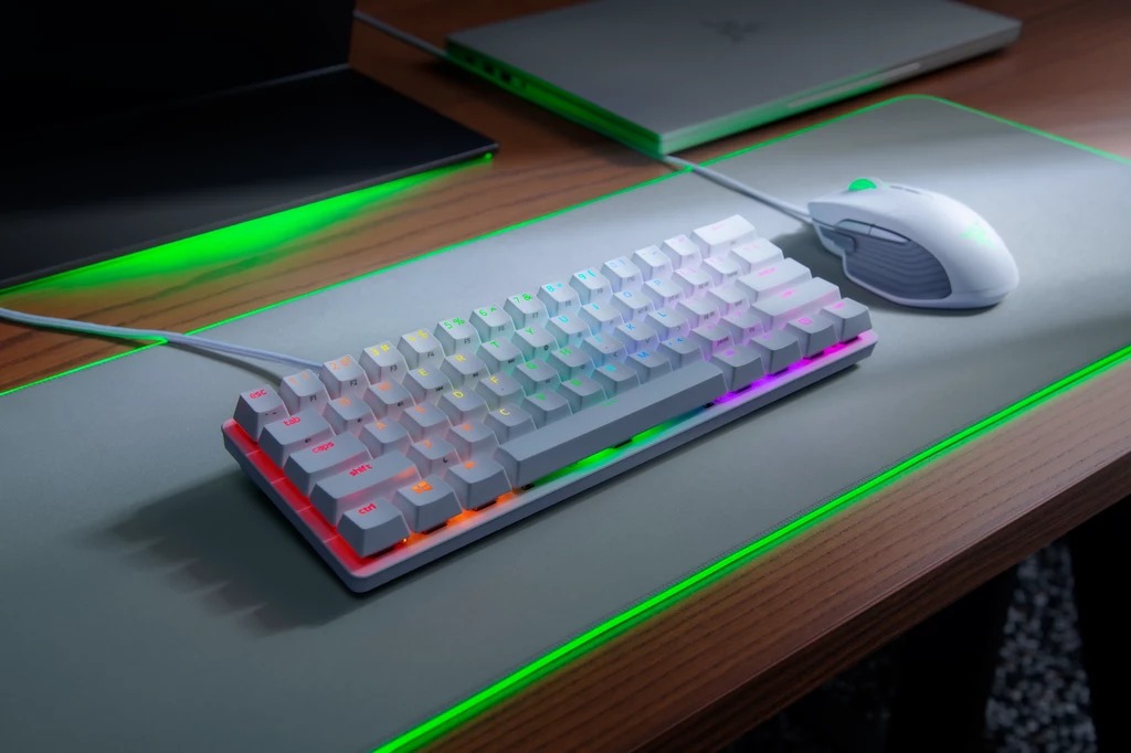 Klawisze Doubleshot PBT, które zostały wprowadzone wraz z Huntsman Tournament Edition we wrześniu ubiegłego roku, są trwalsze niż zwykłe klawisze ABS w standardowych klawiaturach i bardziej odporne na oleisty połysk podczas długotrwałego użytkowania. Razer zainwestował również w produkcję wysokiej jakości klawiszy PBT w układach regionalnych w minionym roku, w tym w układy w języku japońskim, skandynawskim, brytyjskim, niemieckim, francuskim, rosyjskim i hiszpańskim. Razer nie zapomniał również o fanach modyfikacji - Huntsman Mini posiada dolny rząd, który jest kompatybilny z większością standardowych zestawów klawiszy. Klasyczny port USB-C możne być wykorzystany do zamiany kabla na ulubiony, kolorowy kabel użytkownika. Klawisze Doubleshot PBT, które zostały wprowadzone wraz z Huntsman Tournament Edition we wrześniu ubiegłego roku, są trwalsze niż zwykłe klawisze ABS w standardowych klawiaturach i bardziej odporne na oleisty połysk podczas długotrwałego użytkowania. Razer zainwestował również w produkcję wysokiej jakości klawiszy PBT w układach regionalnych w minionym roku, w tym w układy w języku japońskim, skandynawskim, brytyjskim, niemieckim, francuskim, rosyjskim i hiszpańskim. Razer nie zapomniał również o fanach modyfikacji - Huntsman Mini posiada dolny rząd, który jest kompatybilny z większością standardowych zestawów klawiszy. Klasyczny port USB-C możne być wykorzystany do zamiany kabla na ulubiony, kolorowy kabel użytkownika.