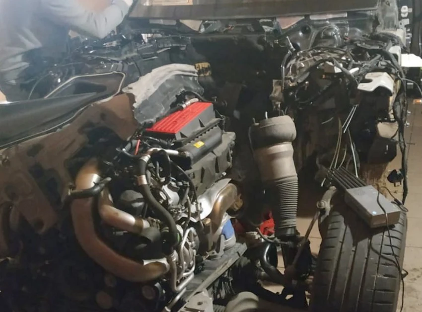 Złodzieje zdążyli już częściowo rozebrać mercedesa Złodzieje zdążyli już częściowo rozebrać mercedesa