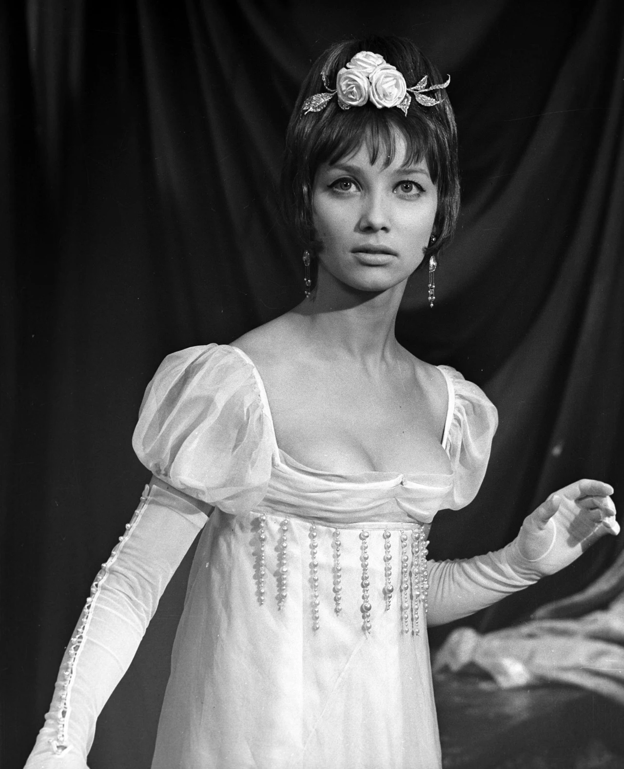 "Nasz film jest zdominowany przez panów - wzdychała. - Panowie walczą, cierpią, przeżywają problemy; panie pełnią rolę pomocniczą, są po to, by wysłuchać, pocieszyć, wesprzeć. Ich kobiece sprawy traktowane są pobłażliwie, jeśli nie zgryźliwie. A że kobiety występują przeważnie na drugim planie, więc charakteryzuje się je w sposób uproszczony, albo są jednoznacznie dobre, albo jednoznacznie złe".

Satysfakcji nie przynosiło także życie prywatne. Rozpadło się jej małżeństwo z operatorem Andrzejem Kostenką, z którym miała syna Marcina. Inna sprawa, że - jeżeli wierzyć wspomnieniom Ewy Frykowskiej i Gene'a Gutowskiego - Kostenko nigdy nie był typem wiernego męża. Na dodatek był o swą żonę zazdrosny, utrudniając jej granie miłosnych scen.