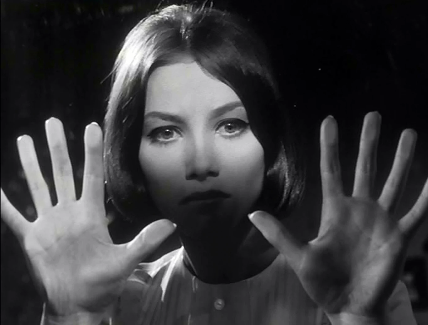 Próbowała się wyrwać ze swojej szufladki, ale bezskutecznie. Już w 1965 r., gdy w jednym z odcinków serialu "Kapitan Sowa na tropie" zagrała morderczynię, widzowie byli oburzeni. Mogli zaakceptować ją jako "tę trzecią" w "Ich dniu powszednim" (gdzie Cybulski dla Raksy porzucił Aleksandrę Śląską), ale nie jako osobę zdolną do popełnienia zbrodni.

Chcieli, by na zawsze pozostała niewinną, romantyczną dziewczyną. I niewiele zmieniły tu kolejne role, choć na scenie stworzyła kilka znakomitych kreacji. Jej żywiołem był jednak film, a w nim brakowało dla niej miejsca. Narzekała, że polskie kino koncentruje się wokół spraw mężczyzn i ich świata.