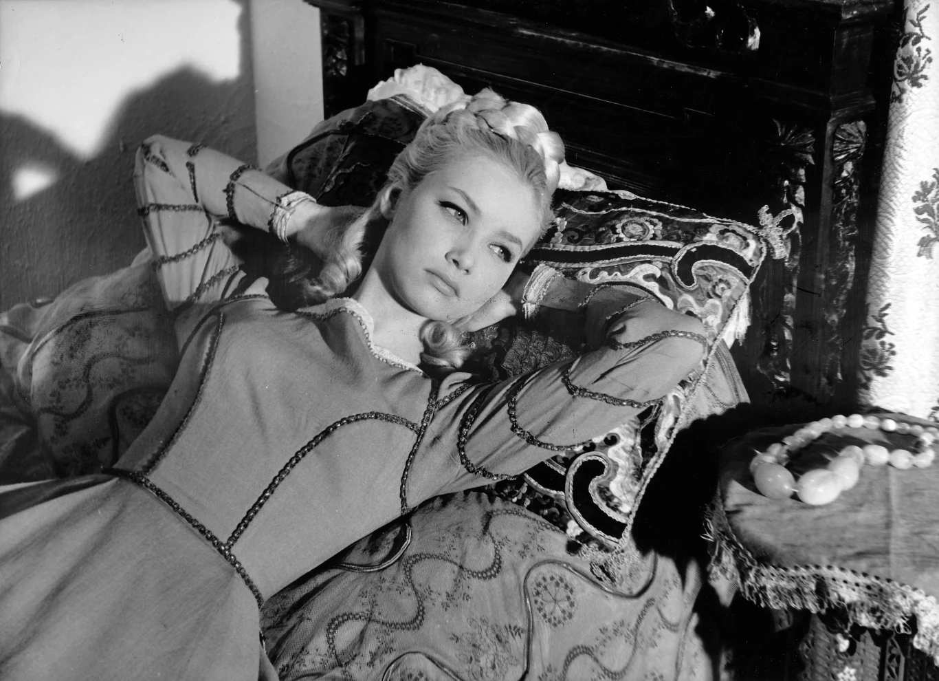 Na początku lat 80. Pola Raksa związała się z młodszym o 11 lat Bogusławem Lindą. Aktor zamieszkał u niej, czego nie zaaprobował jej dorastający syn. Linda traktował ją głównie jako właścicielkę mieszkania, w którym czasowo się zatrzymał. Nie chciał, by partnerka "trzymała go pod kluczem". Ostatecznie Pola Raksa wyrzuciła go z mieszkania. (...)

Aktorka związała się jeszcze na krótko z reżyserem Markiem Piwowskim, ale i ten związek się rozpadł. Pola Raksa ostatni raz pojawiła się na dużym ekranie w 1993 r. w "Uprowadzeniu Agaty". W latach 90. prowadziła jeszcze rubrykę o modzie w "Rzeczpospolitej", ostatni raz wystąpiła publicznie w 1995 roku.