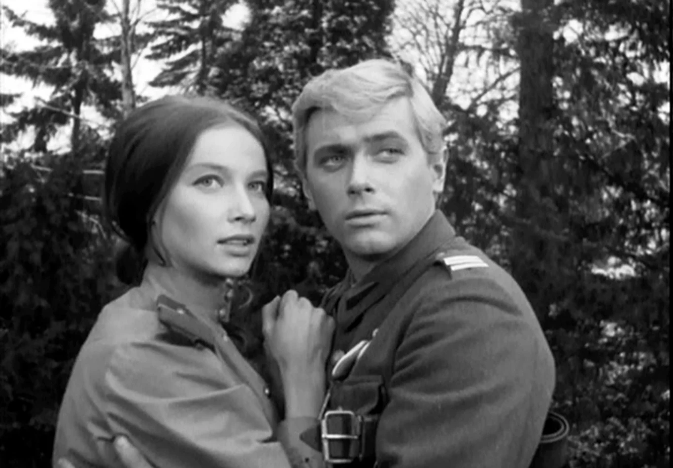 "Żaden aktor nie godzi się chętnie na takie ograniczenie emploi - mówiła w wywiadzie dla "Ekranu" w 1970 r. - Mnie takie ograniczenie spotkało już w początkach pracy zawodowej. Po moich pierwszych filmach uznano, że powinnam grać wyłącznie postacie dziewcząt pięknych, prostych, o łagodnym sercu, a więc typ ról, które określa się mianem 'pierwsza naiwna'. Tak zaszufladkowany aktor zaczyna wzdychać do ról czarnych charakterów" - przyznaje.

Najbardziej winni byli, oczywiście, "Czterej pancerni i pies". Polę Raksę od początku nękały wątpliwości. Długo wahała się, czy przyjąć tę rolę, ale nie dlatego, że obawiała się popularności. Przeciwnie - sądziła, że jako Rosjanka, odbierająca ukochanego Polce, nie spotka się z sympatią widzów. Nie chciała, by tak ją zapamiętali. Jednak, kiedy w 1966 r. zaczęły się prace na planie serialu, była tam i ona, w krótkiej spódniczce radzieckiej sanitariuszki. I już na zawsze została Marusią.