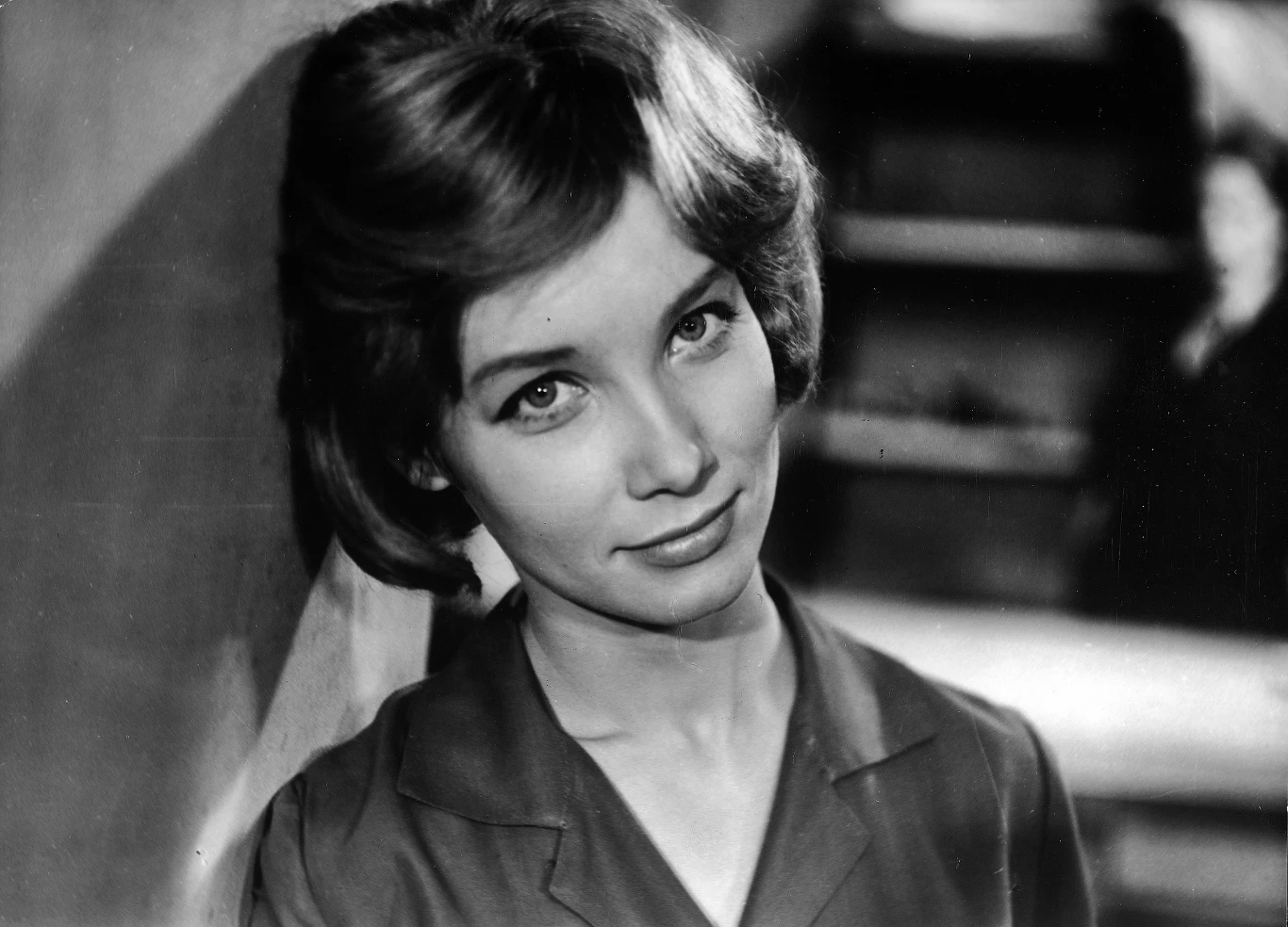 Trudno się dziwić, bo tak pięknej dziewczyny na naszych ekranach nie było nigdy wcześniej, ani później.

Wraz z końcem epoki stalinizmu z okładek pism zniknęły dzielne traktorzystki i murarki, a dziewczyny znów mogły oficjalnie marzyć o karierze aktorki.