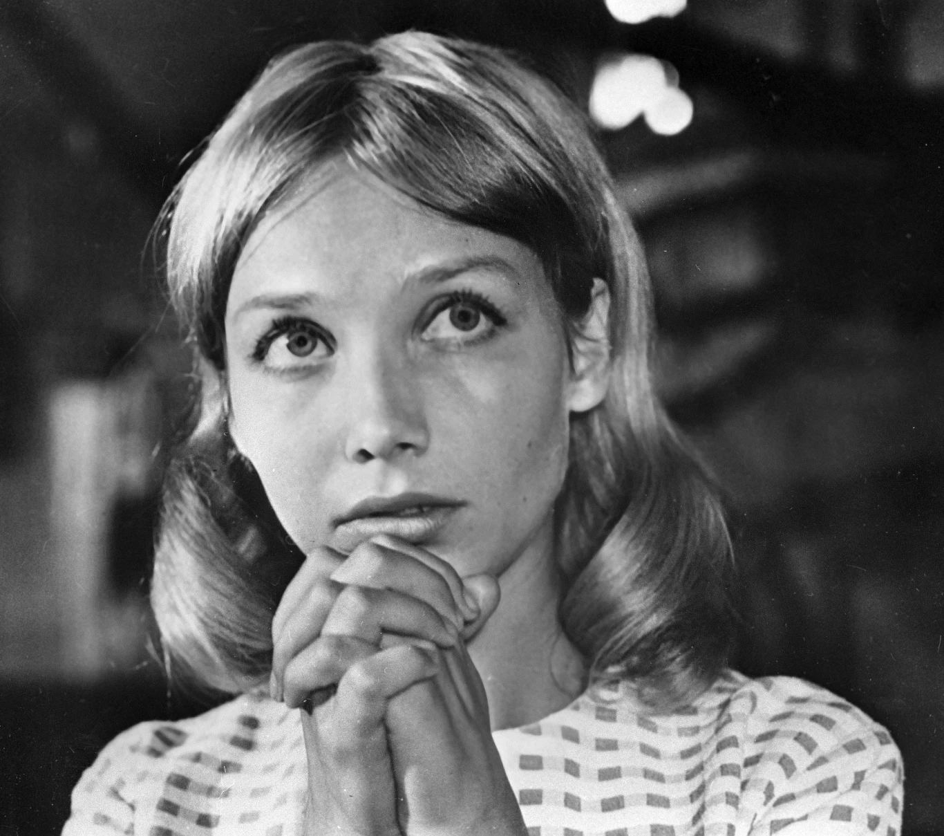 Piękna 19-latka szybko zadebiutowała jako aktorka, występując w ekranizacji powieści Kornela Makuszyńskiego "Szatan z siódmej klasy", gdzie zagrała Wandę Gąsowską, do której wzdycha główny bohater. Film odniósł wielki sukces, jej rolę też doceniono, Apolonia postanowiła więc zweryfikować swoje życiowe plany i zmienić kierunek studiów.

Porzuciła polonistykę na rzecz Wydziału Aktorskiego w łódzkiej PWSFTviT. Została jego absolwentką w 1964 r. i zaczęła pracować w Teatrze Powszechnym w Łodzi. Cztery lata później przeprowadziła się do Warszawy, występowała w Teatrze Współczesnym (do 1986 r.). I dalej grała w filmach. Była niezwykle popularna, ale nie usatysfakcjonowana.