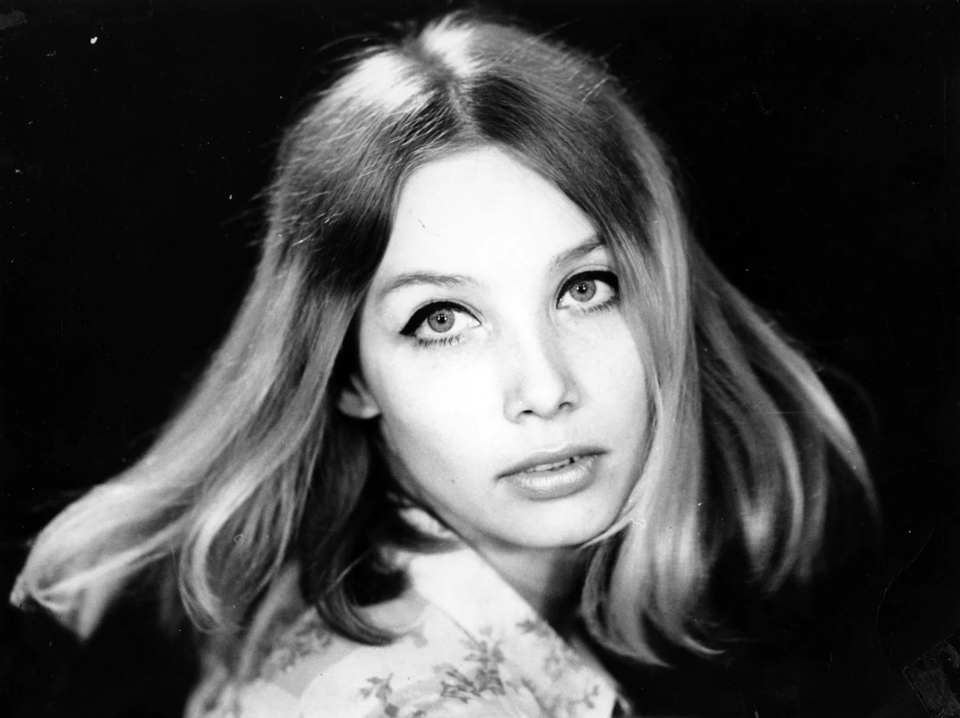 Polscy filmowcy nigdy nie narzekali na brak urodziwych aktorek, ale tylko jedna z nich stała się niekwestionowanym symbolem kobiecej urody dla wszystkich dorastających w PRL w latach 60. XX wieku.

"Za jej Poli Raksy twarz każdy by się zabić dał" - śpiewali muzycy Perfectu. Tekst ten napisał Bogdan Olewicz - z własnego doświadczenia. "Mieszkałem wtedy na Muranowie, ale codziennie rano zapieprzałem tramwajem przez Wisłę do liceum Władysława IV na Pradze. Poszliśmy na tego 'Szatana' całą klasą do kina Praha, wtedy to była jeszcze klasa męska. To był koniec. Pół klasy od razu się zakochało. Za chwilę na bazarze Różyckiego pojawiły się lusterka z fotografią" - wspominał.