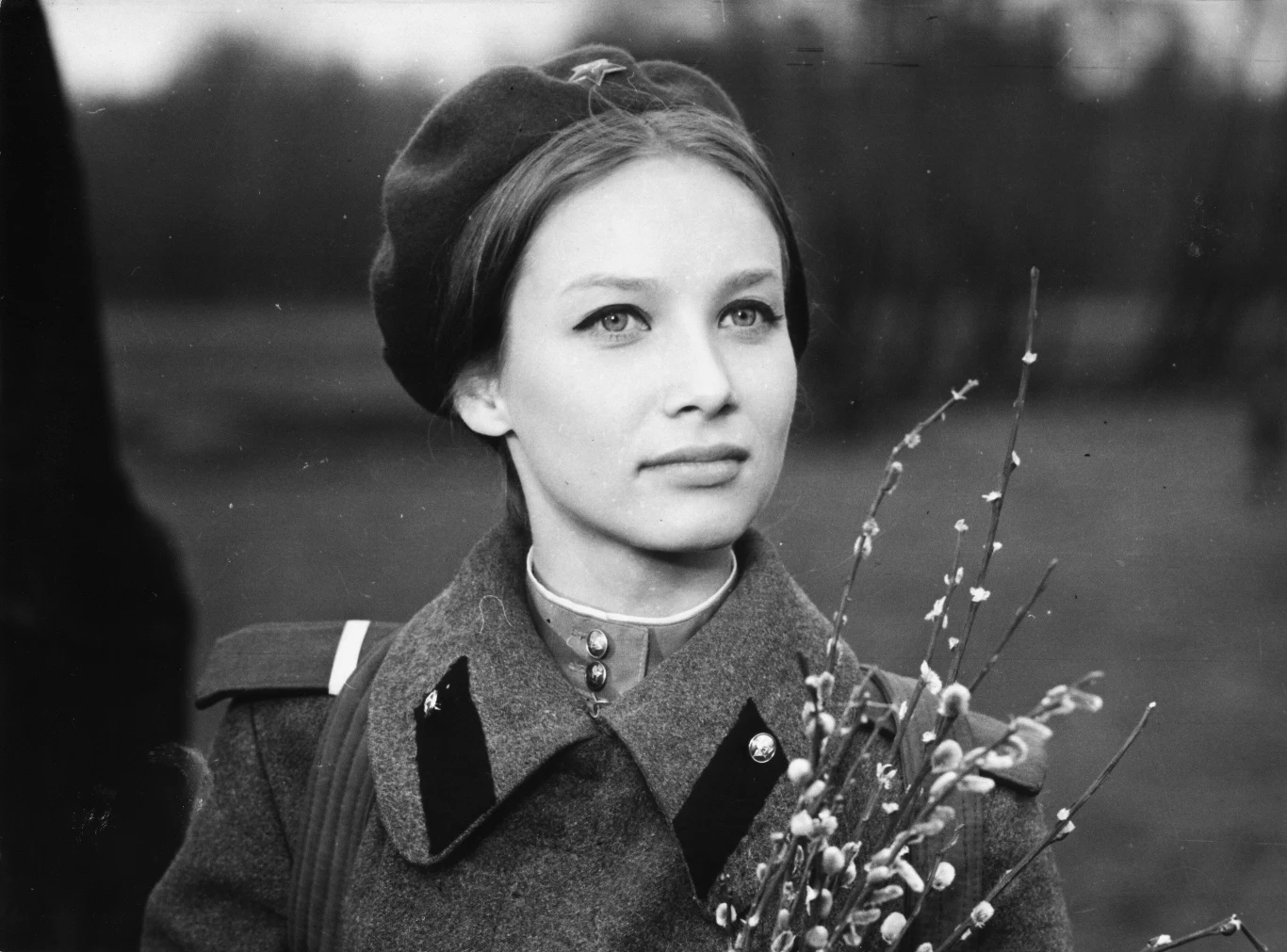 "Na starych kortach Legii odbywał się wielki koncert Perfectu - opowiadał Bohdan Olewicz. - Namówiłem się z Grześkiem Markowskim, żeby jakoś podziękować Poli Raksie za tę 'Autobiografię'. Żeby wyszła na scenę. Nie chciała się zgodzić, ale w końcu ją przekonaliśmy. W trakcie koncertu Markowski śpiewa 'Autobiografię', dochodzi do kawałka o Poli Raksie, przerywa. I mówi: 'Pola Raksa!'. Ona wchodzi na scenę, wręczamy jej wiadro róż i w tym momencie 11 tysięcy ludzi co robi? Zaczynają śpiewać 'Deszcze niespokojne'".