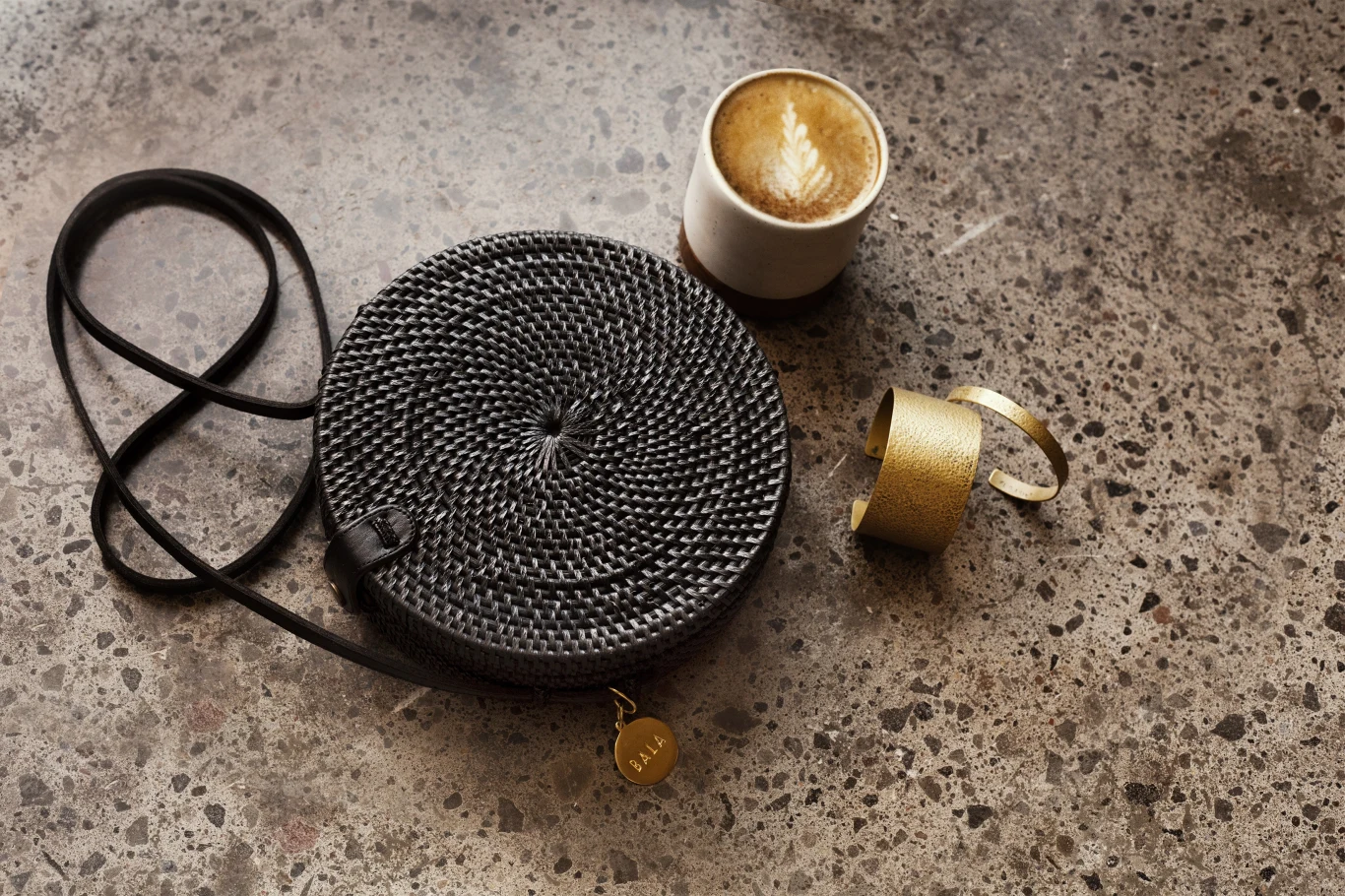 Ciemniejsze odcienie plecionych, koszykowych torebek będą doskonałym dopełnieniem do nieco bardziej eleganckich stylizacji. Cena: 199 PLN, źródło: BALA/pakamera.pl Ciemniejsze odcienie plecionych, koszykowych torebek będą doskonałym dopełnieniem do nieco bardziej eleganckich stylizacji. Cena: 199 PLN, źródło: BALA/pakamera.pl