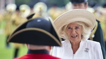 Księżna Camilla doskonale wie, co założyć, aby zadać szyku. Podczas wizyty w w Royal Hospital Chelsea w Londynie, trudno było oderwać od niej wzrok. 

Żona księcia Karola prezentowała się tego dnia naprawdę fenomenalnie! 