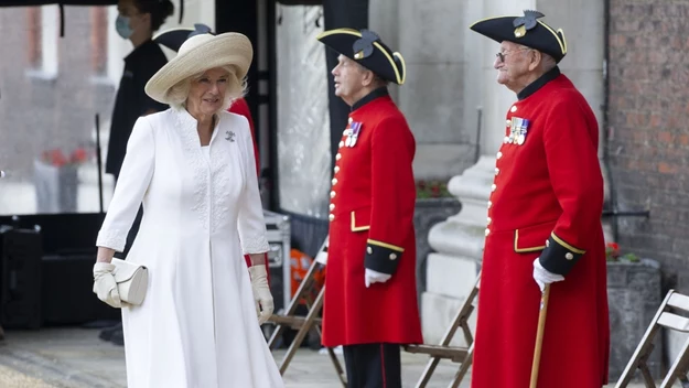 Członkini rodziny królewskiej nie zapomniała również o modnych dodatkach. Torebka i jasne buty pasowały do eleganckiej stylizacji. 