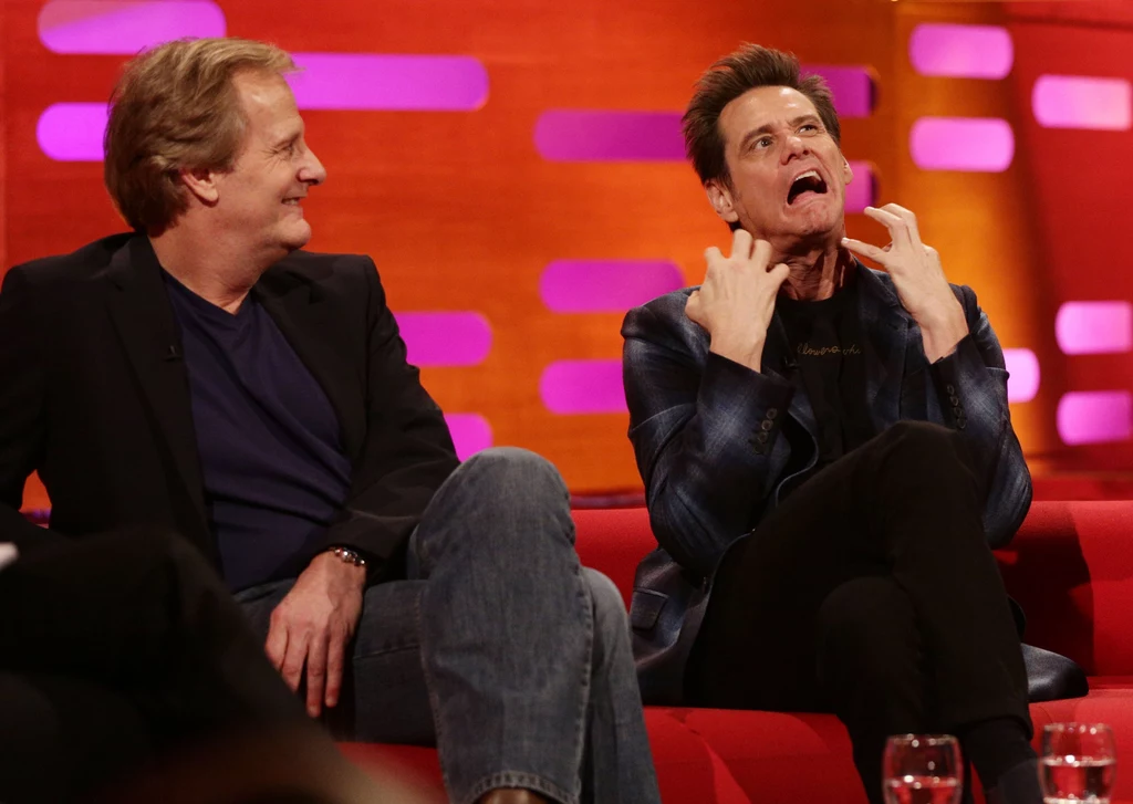 Podobno w wywiadzie dla "The Howard Stern Show" Jim Carrey przyznał, że jego związek z Renée Zellweger był wyjątkowy. Zapytany o półfikcyjną książkę "Wspomnienia i dezinformacje" opartą częściowo również na jego prawdziwym życiu wyznał, że wcale nie kłamał, pisząc o tym, że to właśnie aktorka była „jego ostatnią wielką miłością”. Podobno w wywiadzie dla "The Howard Stern Show" Jim Carrey przyznał, że jego związek z Renée Zellweger był wyjątkowy. Zapytany o półfikcyjną książkę "Wspomnienia i dezinformacje" opartą częściowo również na jego prawdziwym życiu wyznał, że wcale nie kłamał, pisząc o tym, że to właśnie aktorka była „jego ostatnią wielką miłością”.