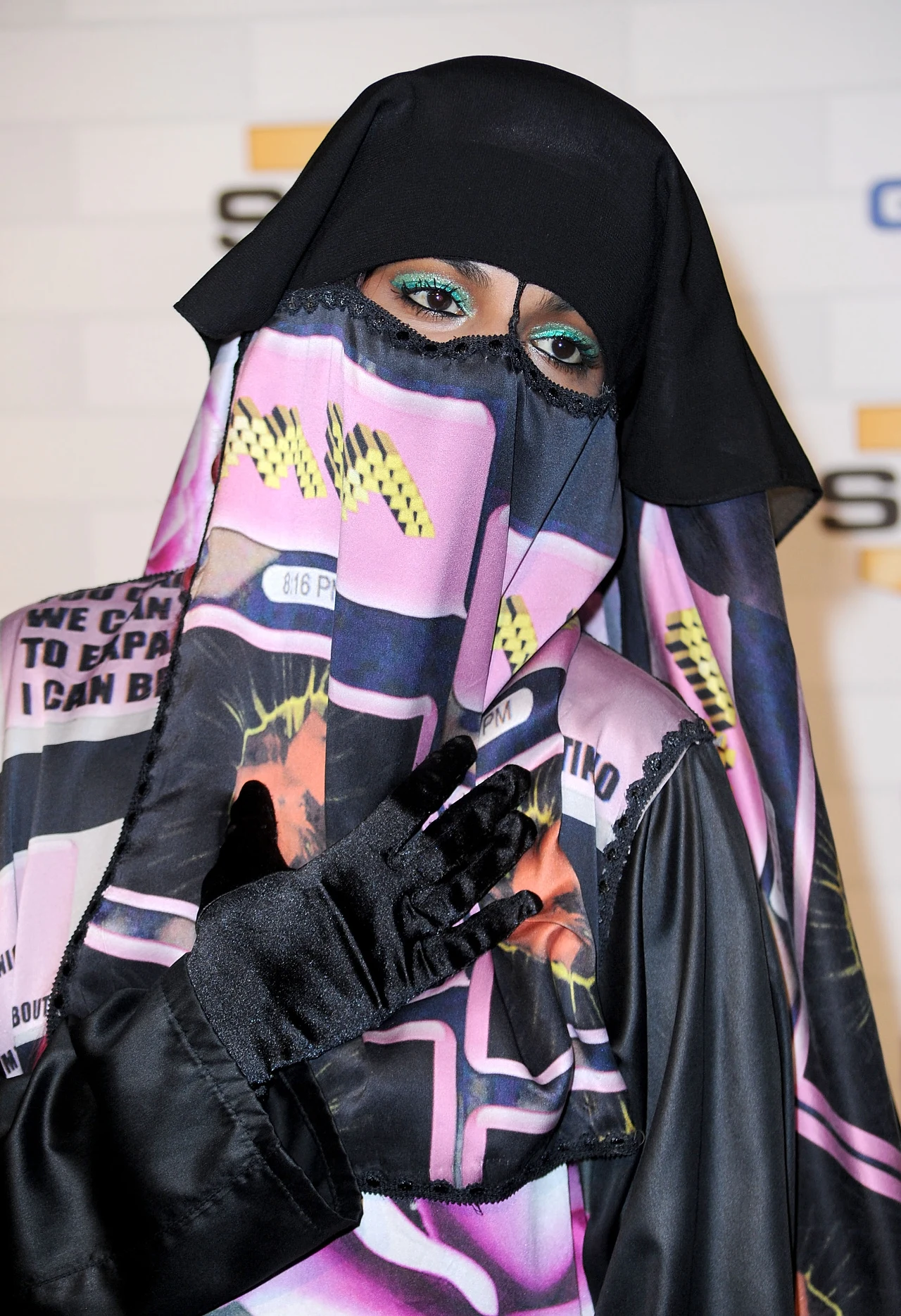 M.I.A. często wypowiadała się na temat różnych teorii spiskowych, w wiele z nich wierząc. Twierdziła m.in., że za powstaniem Google'a stoją amerykańskie służby, aby móc kontrolować społeczeństwo. W 2020 roku zabrała głos na temat szczepionek i znowu włożyła kij w mrowisko. 