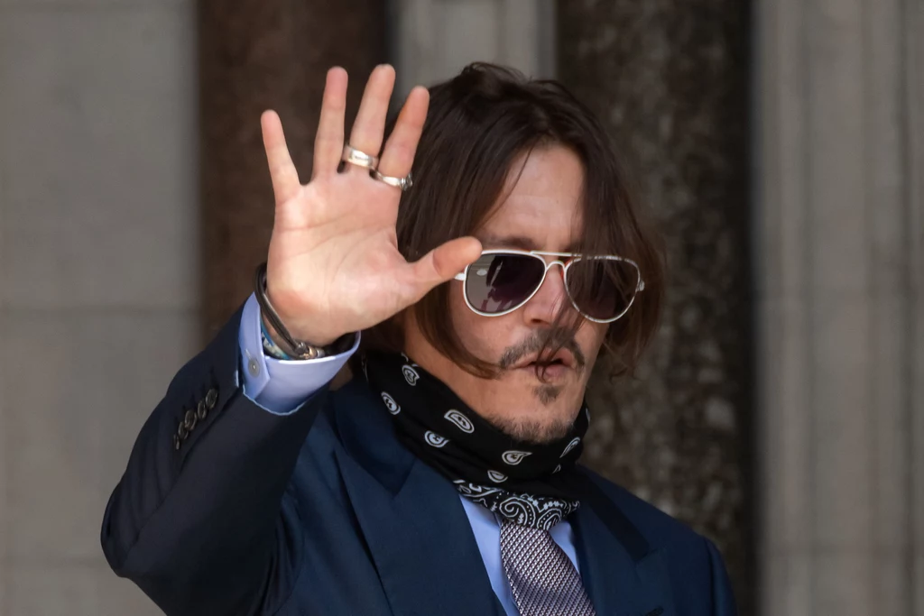 Johny Depp wchodząc do sądu pozdrawia dziennikarzy i fanów