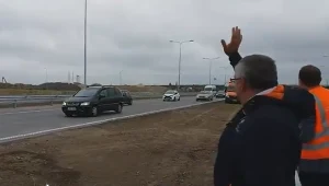 Minister infrastruktury Andrzej Adamczyk macha do kierowców