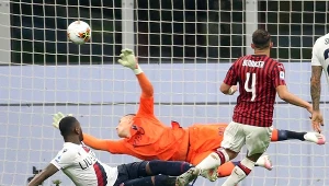 Ismael Bennacer (nr 4) pokonuje Łukasza Skorupskiego