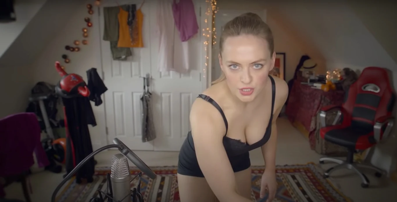 Całość ukaże się na PC, PS4, Xbox One i Nintendo Switch we wrześniu obecnego roku. Jest nawet intryga fabularna. Tytułowa kobieta to „Abicake99”, streamerka wracająca do sieci po zaginięciu jej przyjaciółki, Becky. Gracze wcielą się w rolę moderatora na czacie, starając się rozwikłać zagadkę. Całość ukaże się na PC, PS4, Xbox One i Nintendo Switch we wrześniu obecnego roku. Jest nawet intryga fabularna. Tytułowa kobieta to „Abicake99”, streamerka wracająca do sieci po zaginięciu jej przyjaciółki, Becky. Gracze wcielą się w rolę moderatora na czacie, starając się rozwikłać zagadkę.