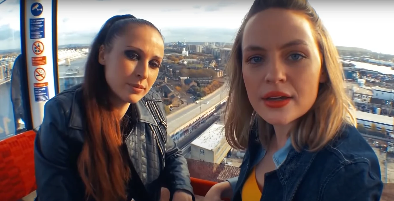 Aktorzy reagowali po prostu na przygotowany przez scenarzystów tekst, pojawiający się choćby na symulowanym czacie. Aktorzy reagowali po prostu na przygotowany przez scenarzystów tekst, pojawiający się choćby na symulowanym czacie.