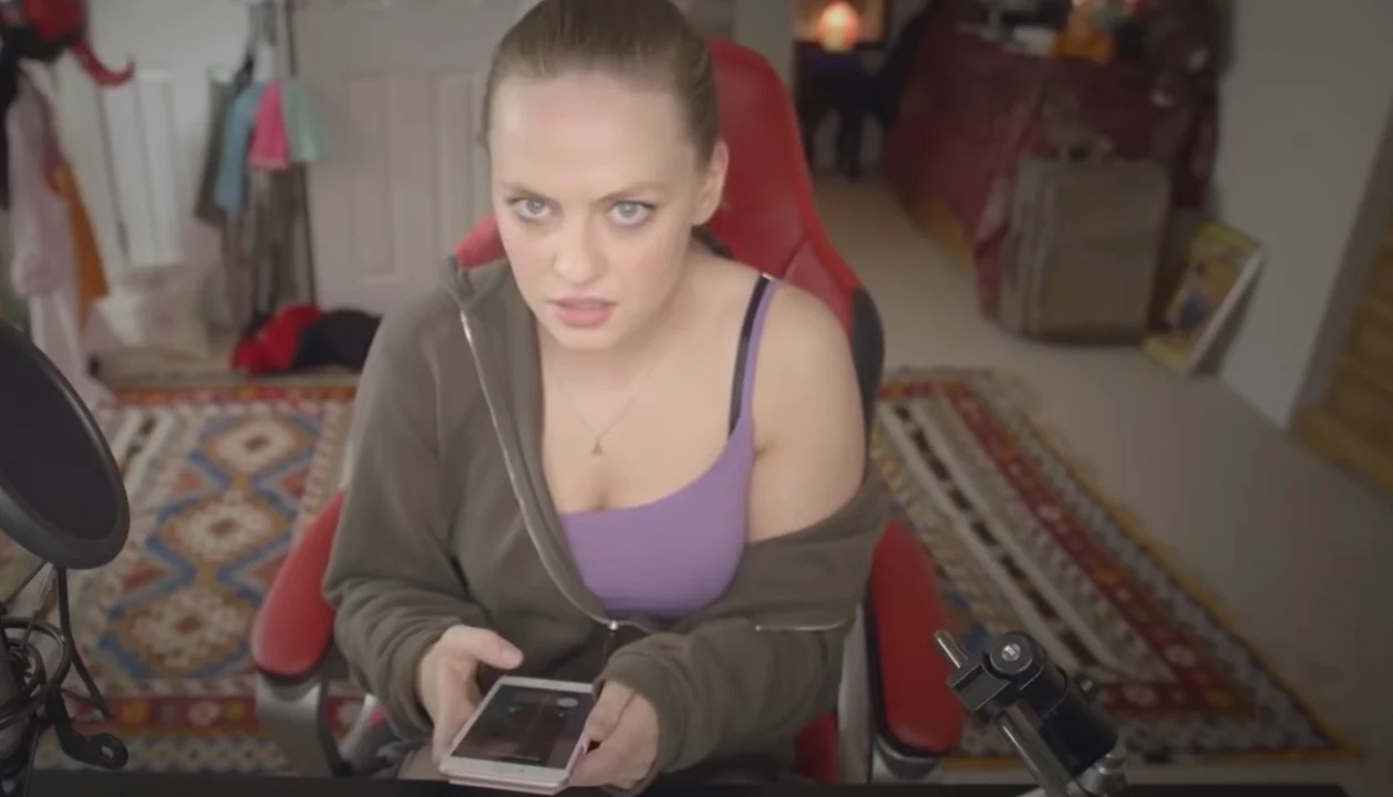 „Oferując rozgałęziającą się opowieść i symulację czatu w czasie rzeczywistym, twoją rolą - jako moderatora - będzie kontrolowanie streamu, rozwijanie moderatorskich mocy, kierowanie decyzjami Abi i ujawnienie zagrożenia, jakim jest anonimowy napastnik, czający się na czasie” - głosi opis. „Oferując rozgałęziającą się opowieść i symulację czatu w czasie rzeczywistym, twoją rolą - jako moderatora - będzie kontrolowanie streamu, rozwijanie moderatorskich mocy, kierowanie decyzjami Abi i ujawnienie zagrożenia, jakim jest anonimowy napastnik, czający się na czasie” - głosi opis.