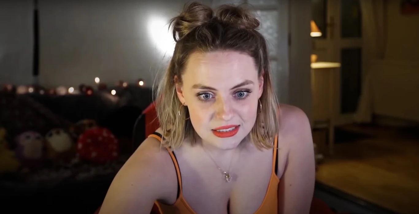 Gracz będziemy musiał analizować i reagować przewijający się stale czat, jednocześnie wysyłając Abi wiadomości tekstowe, pomagając jej podejmować w ten sposób wybory i rozwiązując tajemnicę. Gracz będziemy musiał analizować i reagować przewijający się stale czat, jednocześnie wysyłając Abi wiadomości tekstowe, pomagając jej podejmować w ten sposób wybory i rozwiązując tajemnicę.