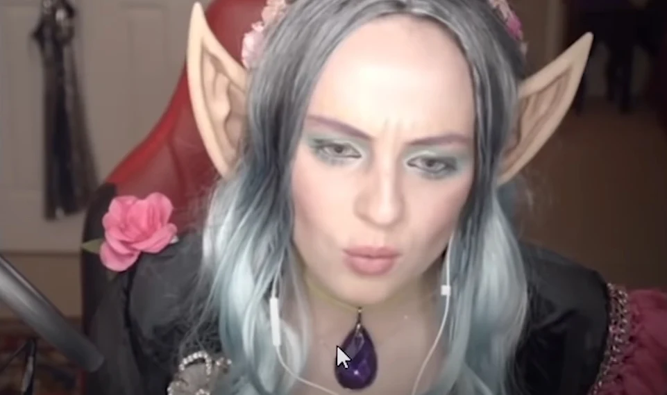 To właśnie my - jak moderator - będziemy bowiem wybierali, co Abi ma streamować: ćwiczenia fizyczne, gry wideo, cosplay, rozmawianie z czatem, podróże po całym świecie, gry planszowe, rysowanie i tak dalej. W postać Abi wcieli się Alexandra Burton, dla której będzie to pierwsza rola. To właśnie my - jak moderator - będziemy bowiem wybierali, co Abi ma streamować: ćwiczenia fizyczne, gry wideo, cosplay, rozmawianie z czatem, podróże po całym świecie, gry planszowe, rysowanie i tak dalej. W postać Abi wcieli się Alexandra Burton, dla której będzie to pierwsza rola.