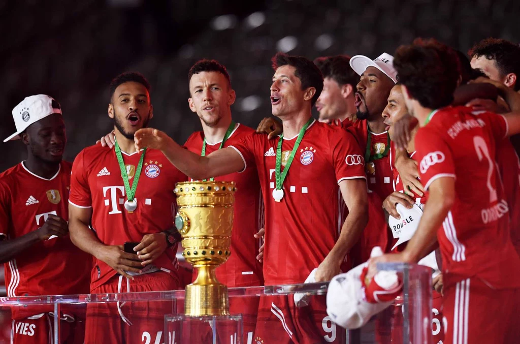 Robert Lewandowski i jego koledzy z Bayernu podczas fety z 4 lipca, po zdobyciu Pucharu Niemiec Robert Lewandowski i jego koledzy z Bayernu podczas fety z 4 lipca, po zdobyciu Pucharu Niemiec