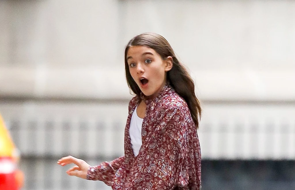 Suri Cruise w tym roku skończyła 14 lat. Podobnie jak Katie Holmes, nastolatka ma długie ciemne włosy. Suri Cruise w tym roku skończyła 14 lat. Podobnie jak Katie Holmes, nastolatka ma długie ciemne włosy.